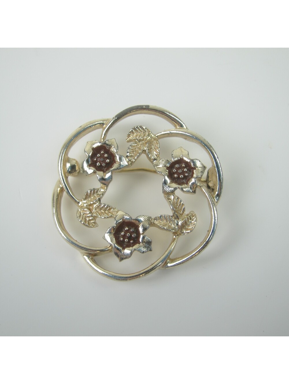 Vintage Sarah Coventry Pin Brooch Gold Tone Flower Wreath Leaves Open Work 1.5"
